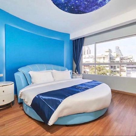 Sapphire Hotel Silom Bangkok Exterior foto A bedroom at the hotel