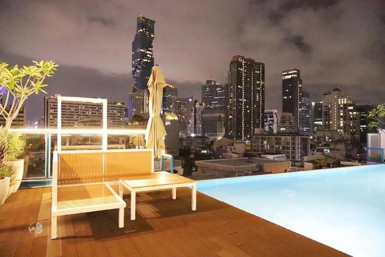 Sapphire Hotel Silom Bangkok Exterior foto The rooftop pool at the hotel
