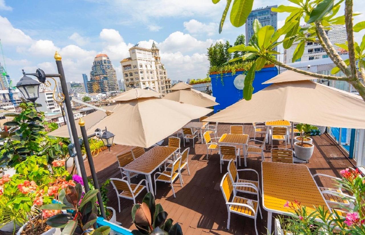 Sapphire Hotel Silom Bangkok Exterior foto The rooftop bar at the hotel