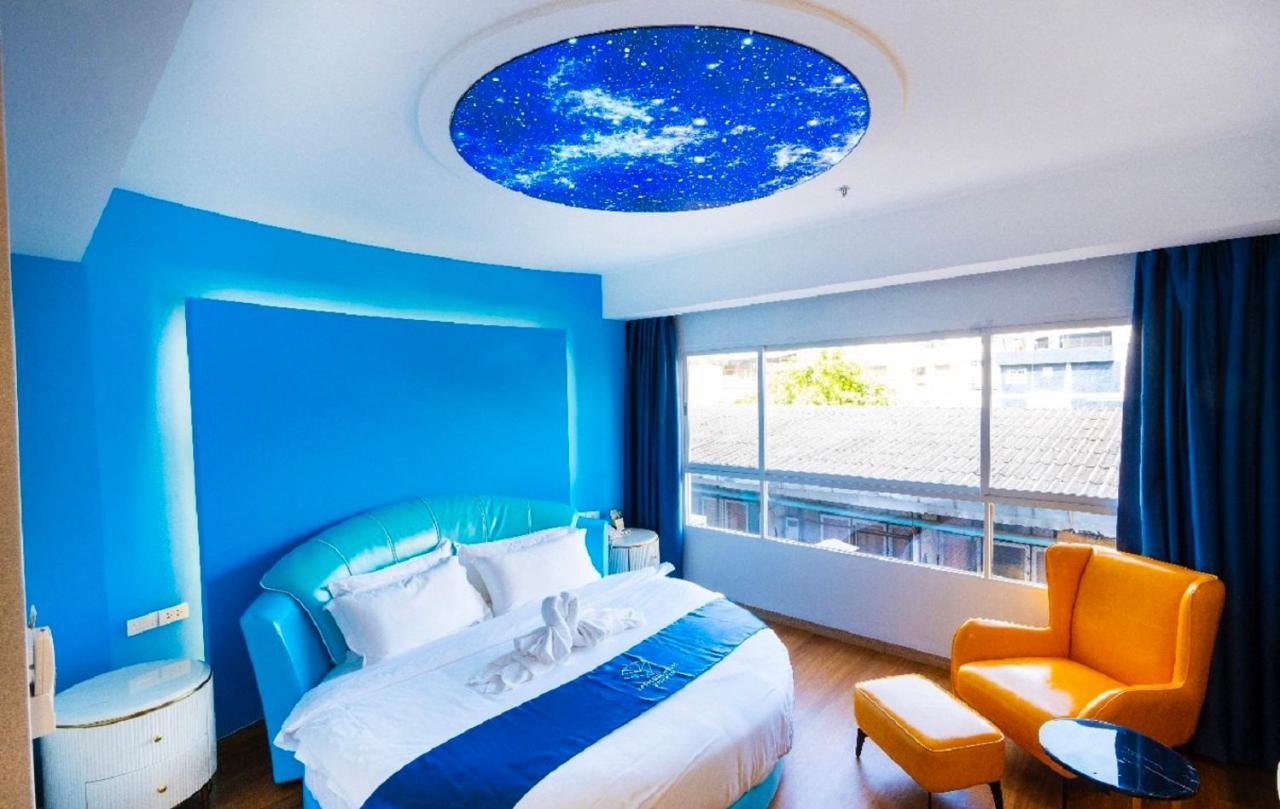 Sapphire Hotel Silom Bangkok Exterior foto A room at the hotel