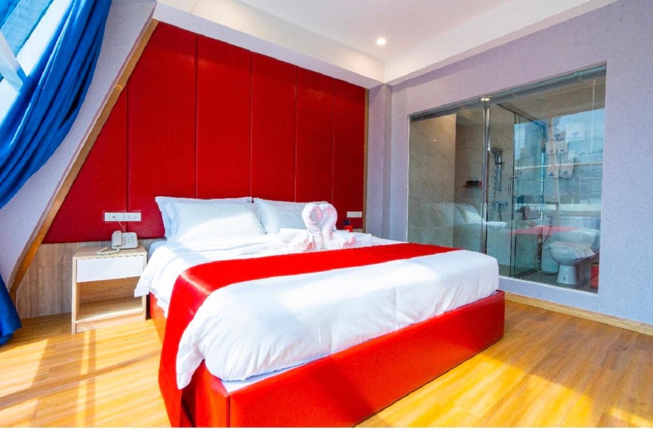 Sapphire Hotel Silom Bangkok Exterior foto A room at the hotel