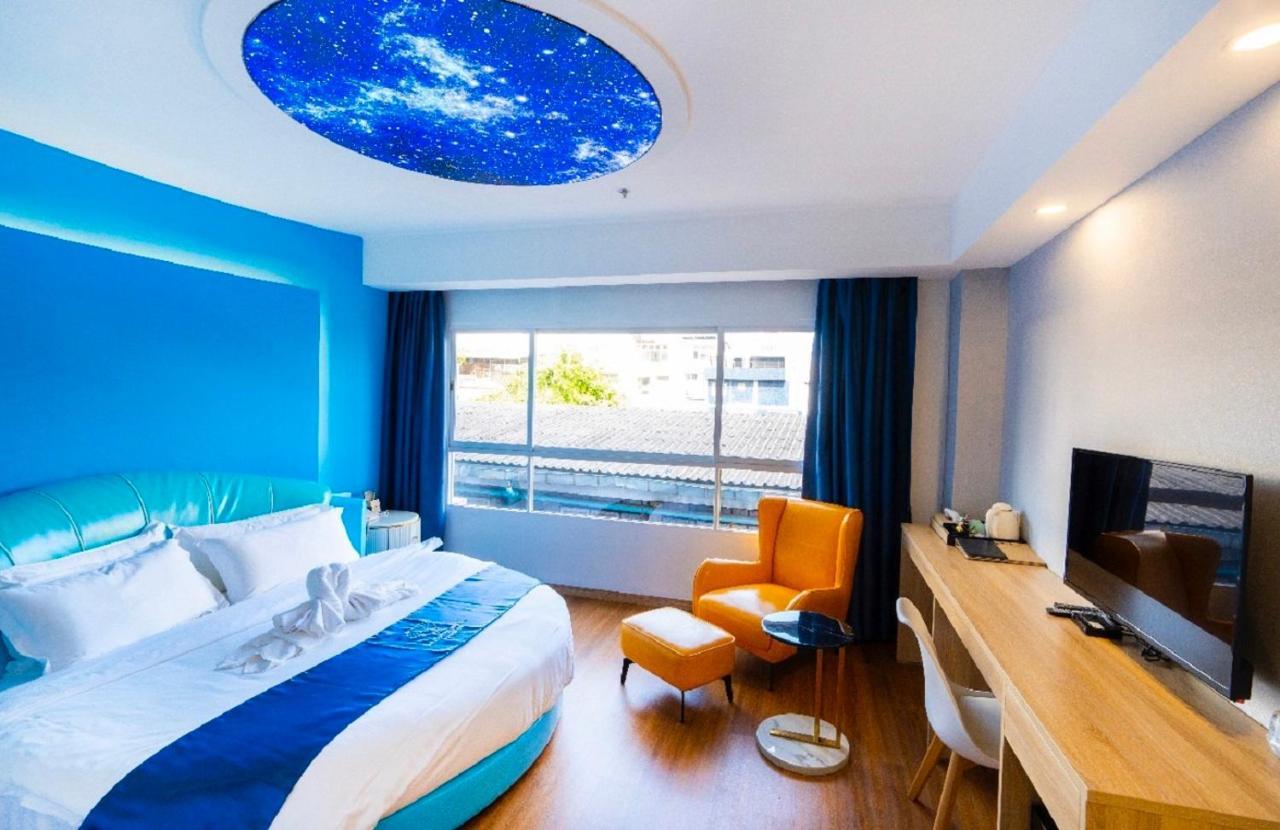 Sapphire Hotel Silom Bangkok Exterior foto A room at the hotel