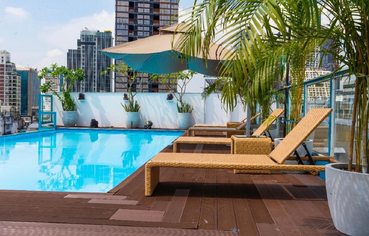 Sapphire Hotel Silom Bangkok Exterior foto Rooftop pool at the hotel