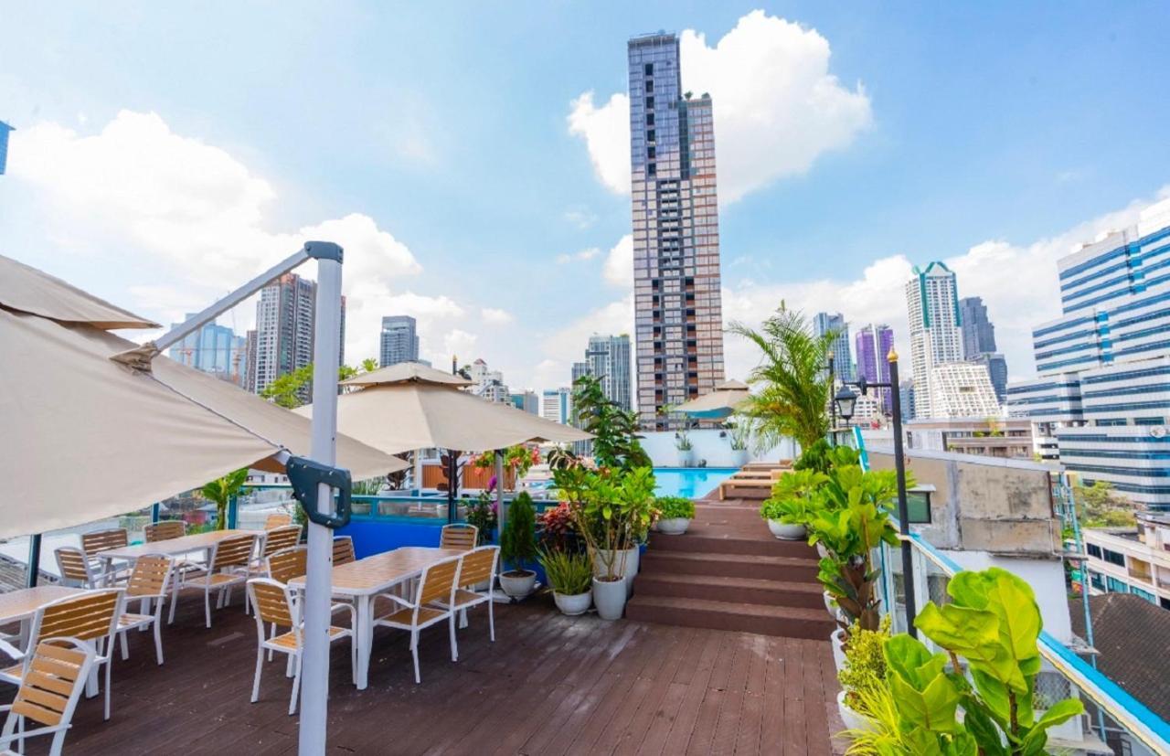 Sapphire Hotel Silom Bangkok Exterior foto Rooftop pool at the hotel