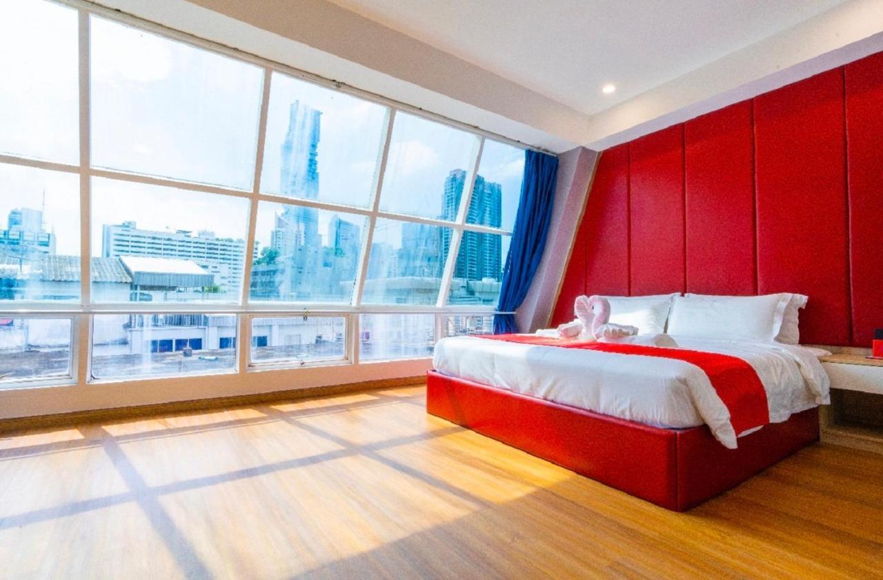 Sapphire Hotel Silom Bangkok Exterior foto A bedroom at the hotel