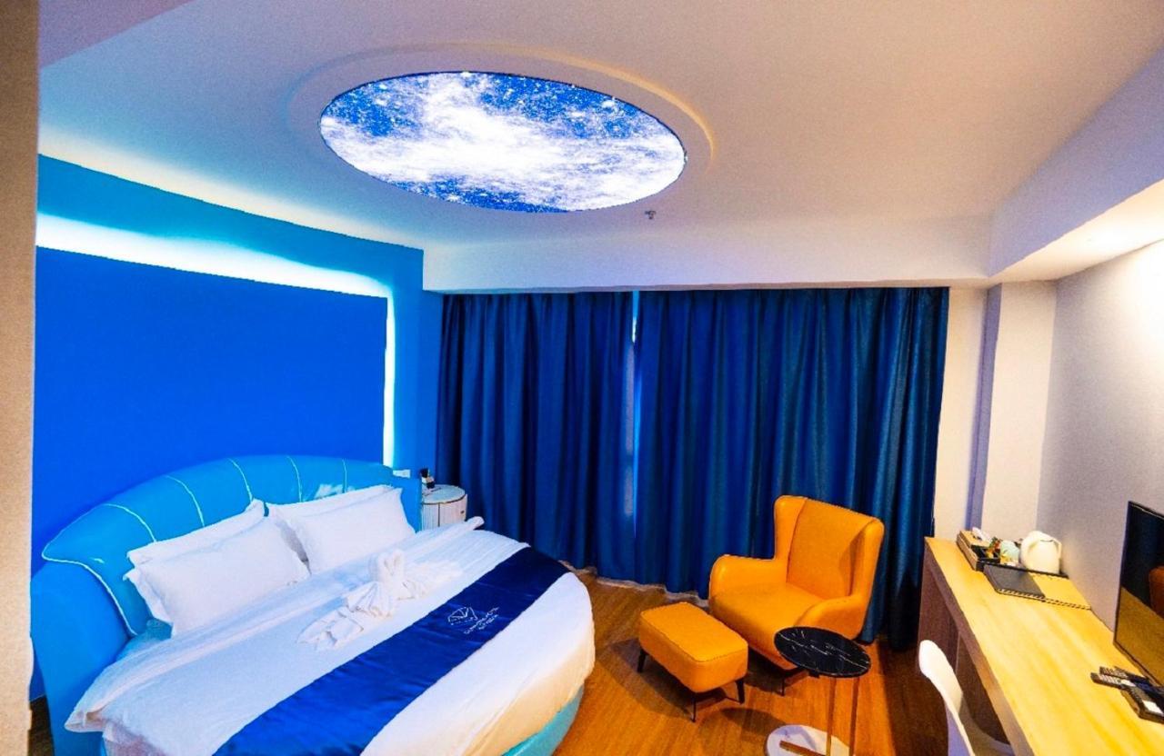 Sapphire Hotel Silom Bangkok Exterior foto A room at the hotel