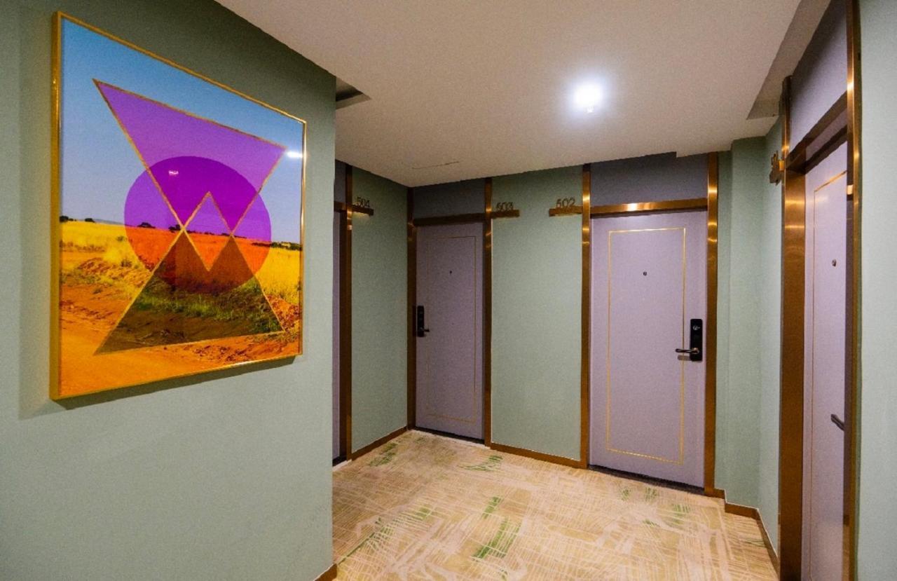 Sapphire Hotel Silom Bangkok Exterior foto Artwork by artist, Mark Rothko, in the hallway of the 10th floor of the hotel