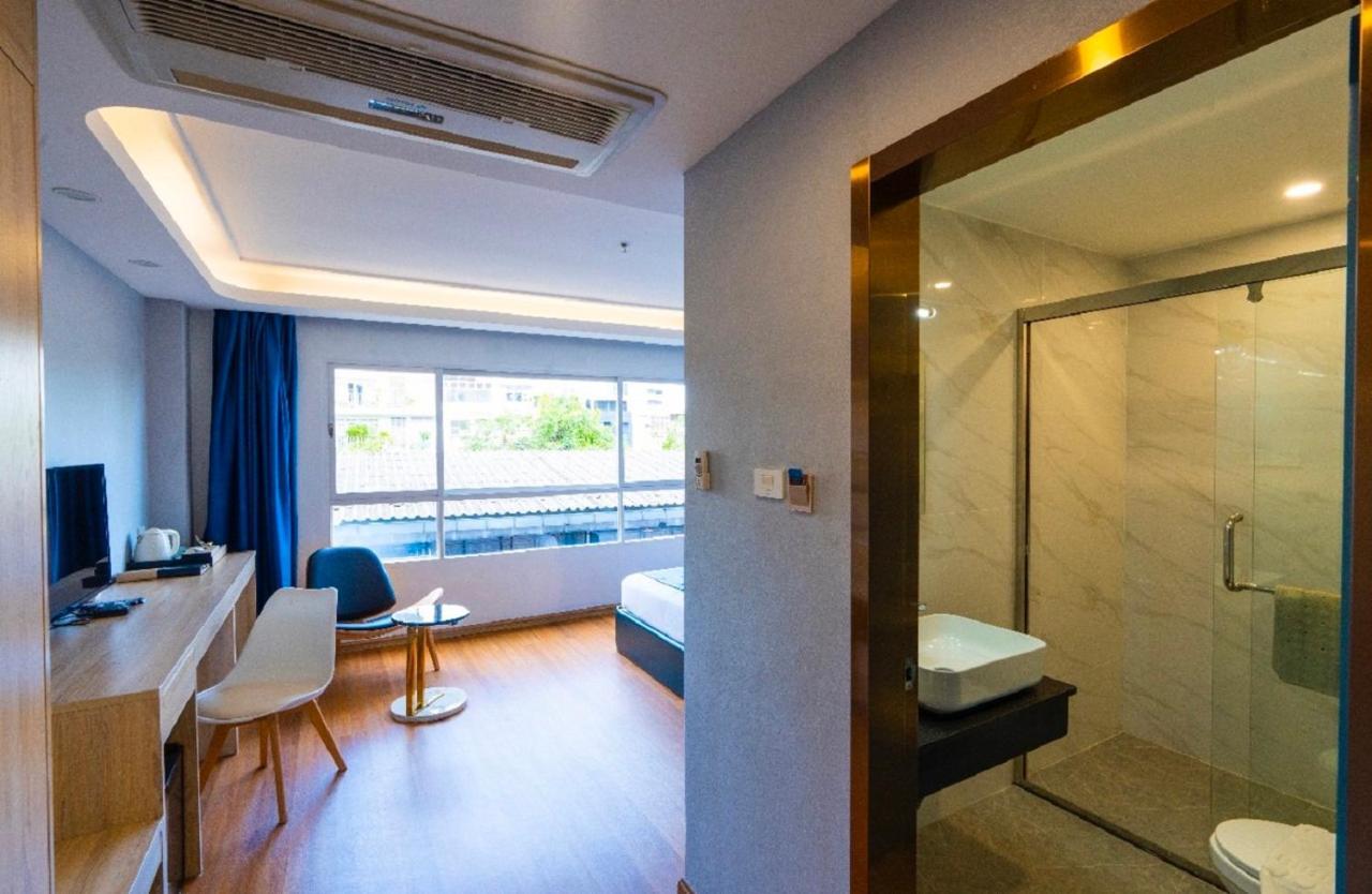 Sapphire Hotel Silom Bangkok Exterior foto A room at the hotel