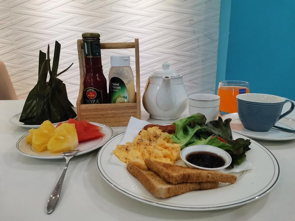 Sapphire Hotel Silom Bangkok Exterior foto A breakfast set at a restaurant in Malaysia