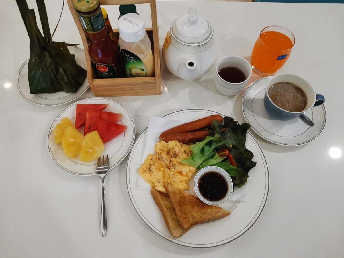 Sapphire Hotel Silom Bangkok Exterior foto A breakfast set at a hotel in Jakarta, Indonesia