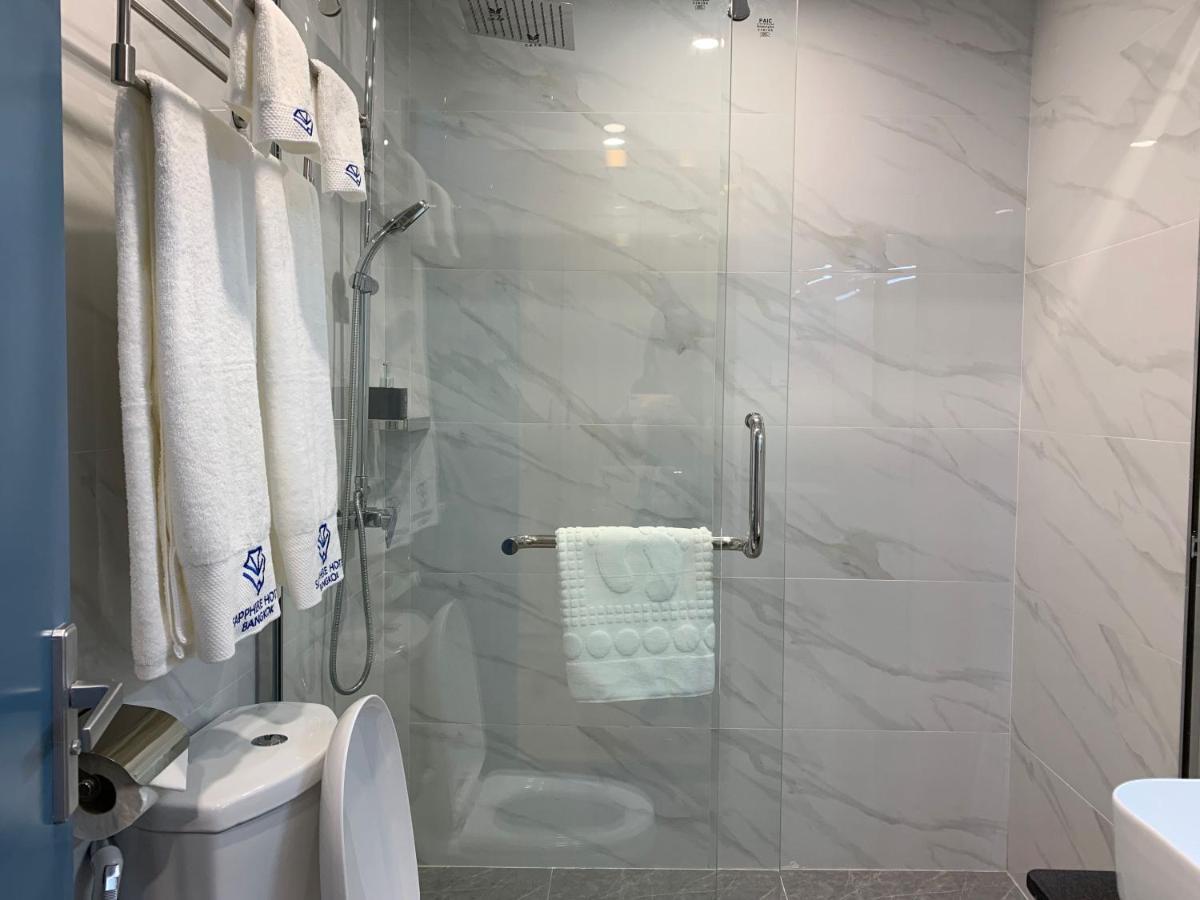 Sapphire Hotel Silom Bangkok Exterior foto A shower with a sliding door
