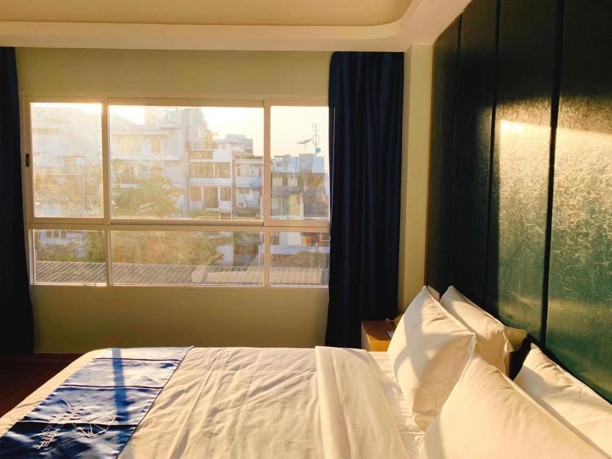 Sapphire Hotel Silom Bangkok Exterior foto A room at the hotel