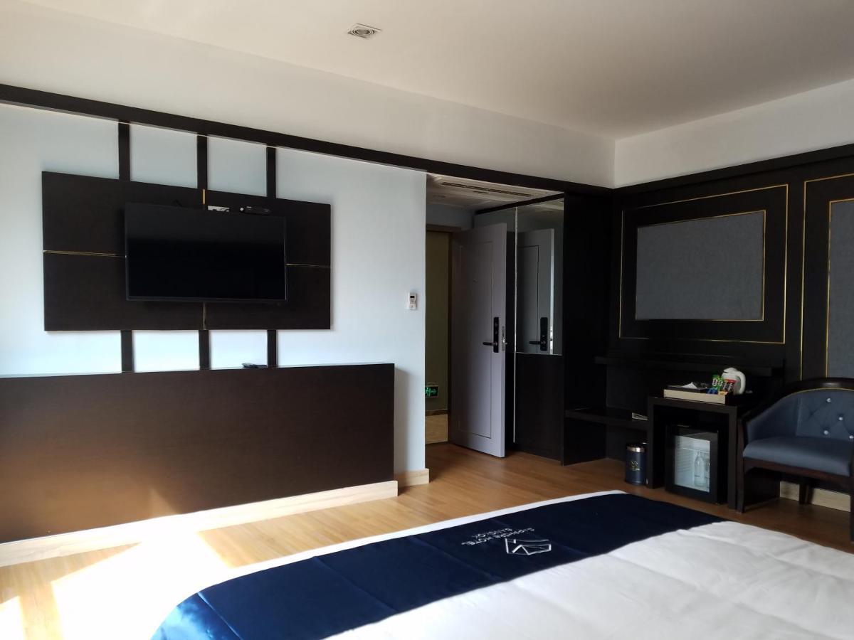 Sapphire Hotel Silom Bangkok Exterior foto A room at the hotel